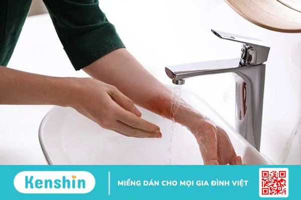 12 tác dụng của nước hoa hồng giúp nàng khỏe đẹp mỗi ngày