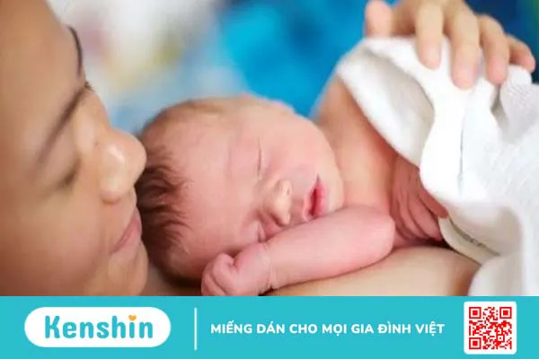 8 cách hạ sốt cho trẻ sơ sinh, trẻ nhỏ và lưu ý khi chăm sóc bé bị sốt