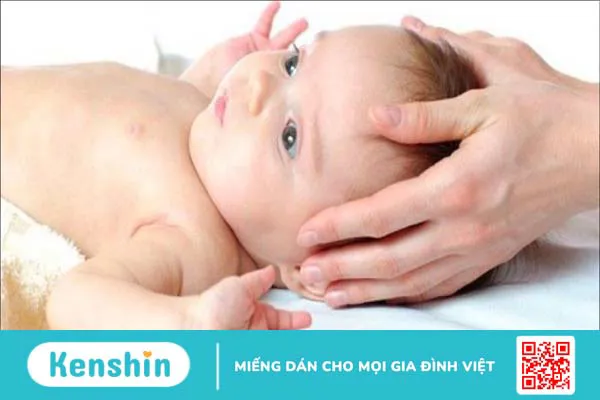 9 mẹo dân gian hỗ trợ chữa méo đầu ở trẻ sơ sinh hiệu quả