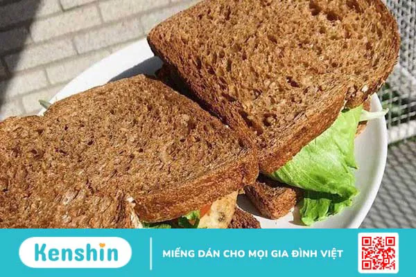 Bánh mì nguyên cám bao nhiêu calo? Ăn bánh mì nguyên cám có béo không?