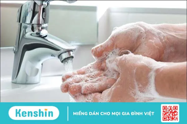 Bệnh tay chân miệng có lây không? Tay chân miệng lây qua đường nào?