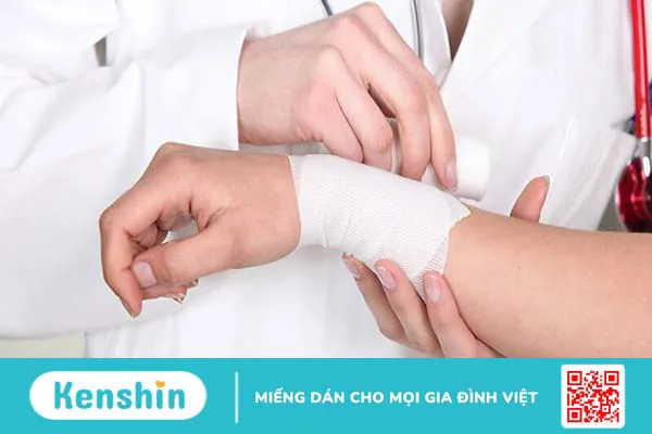 Bị bong gân chân nên làm gì? Mách bạn cách sơ cứu hiệu quả, nhanh chóng