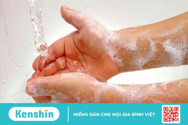 Bị cảm lạnh khi nhiễm nước mưa – Cách giữ gìn sức khỏe khi mắc mưa