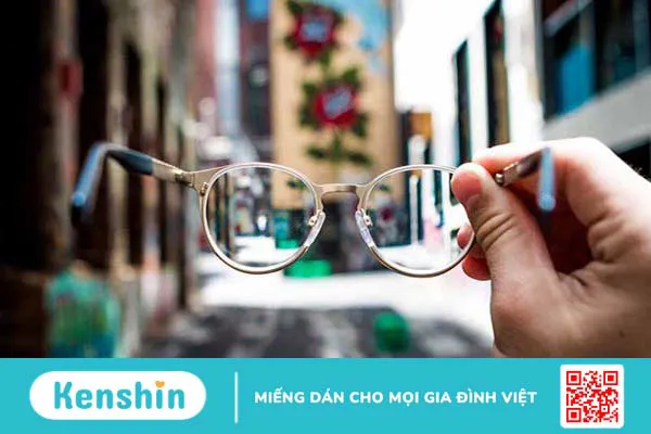 Bị cận nên sử dụng kính áp tròng hay kính cận