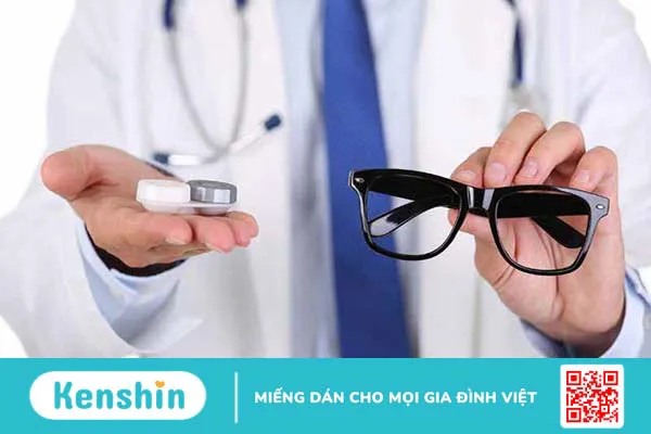 Bị cận nên sử dụng kính áp tròng hay kính cận