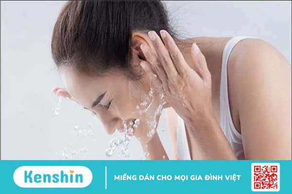 Bôi vitamin E có cần rửa lại không, để qua đêm được không?