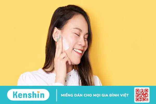 Bôi vitamin E có cần rửa lại không, để qua đêm được không?