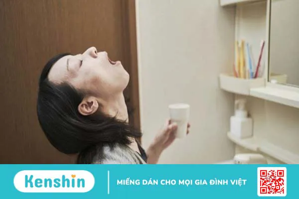 Cách súc miệng bằng nước muối sinh lý đúng, giúp bảo vệ răng miệng