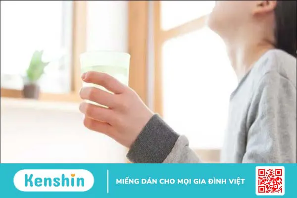 Cách súc miệng bằng nước muối sinh lý đúng, giúp bảo vệ răng miệng