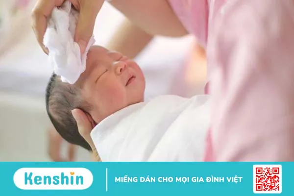 Cách vệ sinh tai cho trẻ sơ sinh đơn giản và an toàn mẹ cần biết