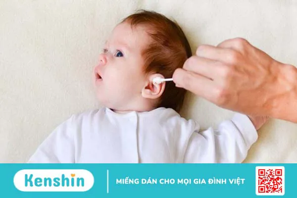 Cách vệ sinh tai cho trẻ sơ sinh đơn giản và an toàn mẹ cần biết