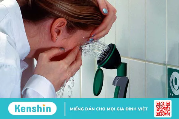 Cách xử lý khi bụi bay vào mắt