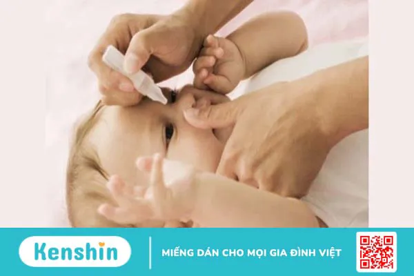 Cảnh báo nguy hiểm khi nhỏ sữa mẹ trực tiếp vào mắt của trẻ sơ sinh