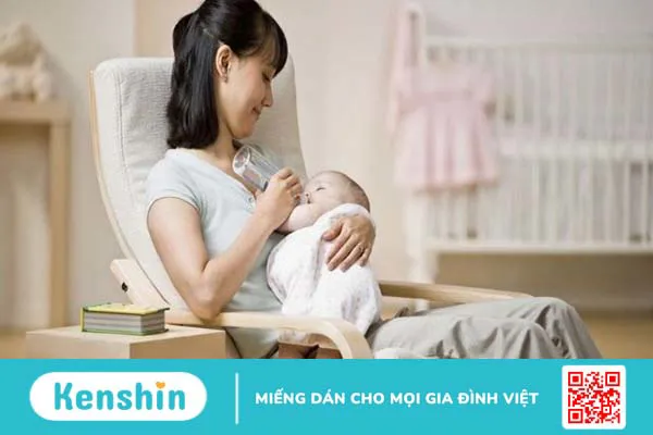 Cảnh báo nguy hiểm khi nhỏ sữa mẹ trực tiếp vào mắt của trẻ sơ sinh