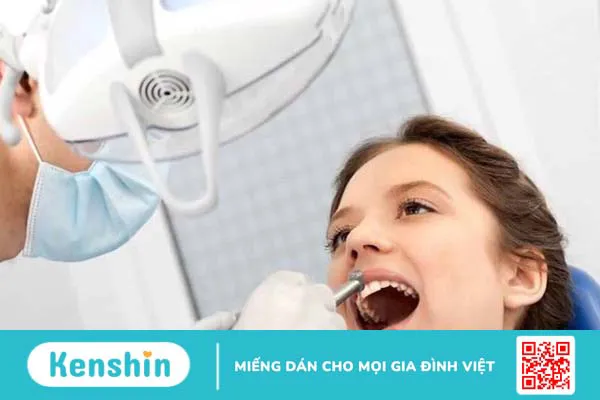 Cạo vôi răng có gây đau và ê buốt răng không