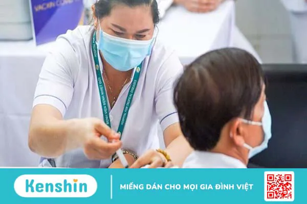 Đau đầu sau tiêm vắc-xin Covid-19 phải làm sao?