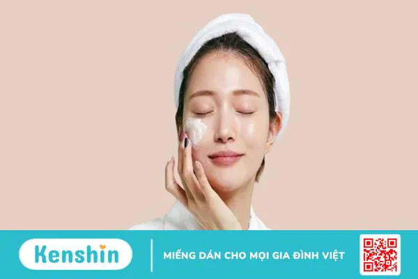 Dùng kem chống nắng bị mụn? 7 nguyên nhân gây mụn và cách khắc phục