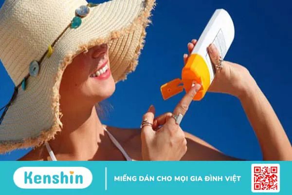 Dùng kem chống nắng bị mụn? 7 nguyên nhân gây mụn và cách khắc phục