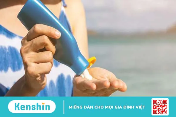 Dùng kem chống nắng bị mụn? 7 nguyên nhân gây mụn và cách khắc phục