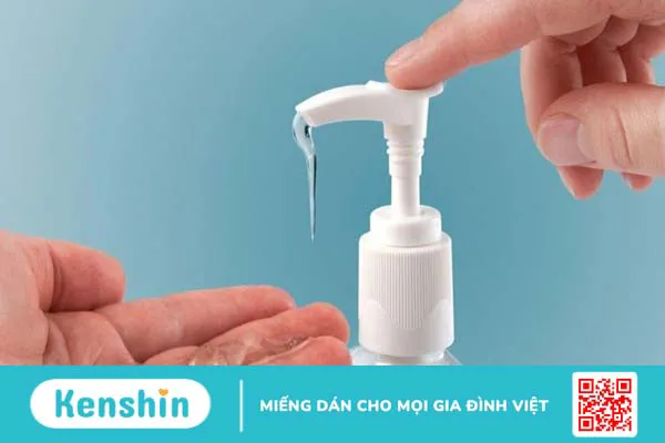 Dùng kem chống nắng bị mụn? 7 nguyên nhân gây mụn và cách khắc phục