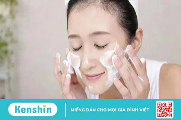 Dùng nước tẩy trang thay sữa rửa mặt được không? Các lưu ý khi dùng