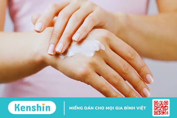 Nên dùng kem chống nắng vật lý hay hoá học? Cách lựa chọn phù hợp