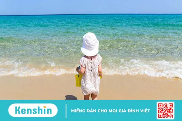 Những lưu ý khi dẫn bé đi tắm biển vào mùa hè