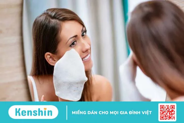 Rửa mặt bằng nước muối sinh lý có tốt không?