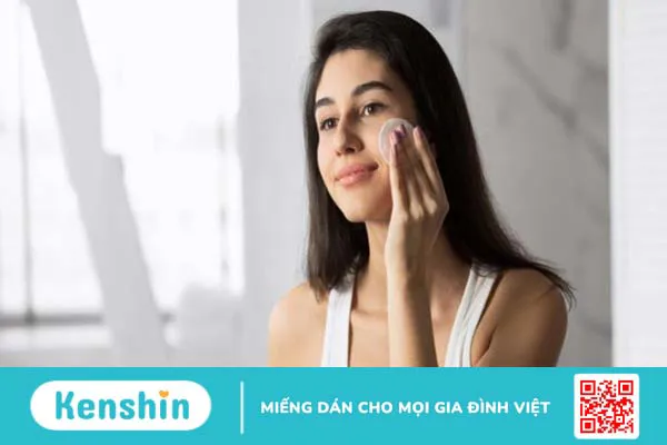 Rửa mặt bằng nước muối sinh lý có tốt không?