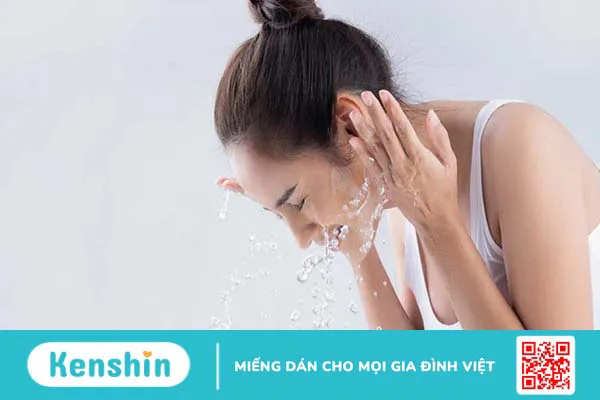 Rửa mặt bằng nước muối sinh lý có tốt không?