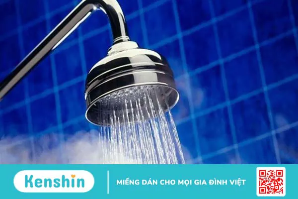 Sốt xuất huyết có tắm được không? Sai lầm làm bệnh lâu khỏi cần chú ý