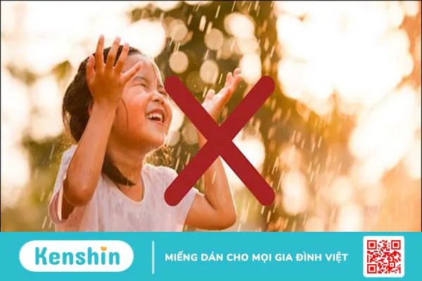 Tác hại của nước mưa đối với làn da và cách chăm sóc da sau khi đi mưa