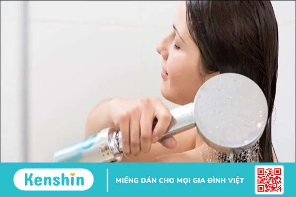 Tắm khuya có tác hại gì? Có gây đột quỵ không? Các lưu ý khi tắm đêm