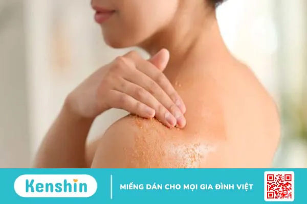 Tẩy tế bào chết trước hay sau khi tắm? Lưu ý khi tẩy tế bào chết body