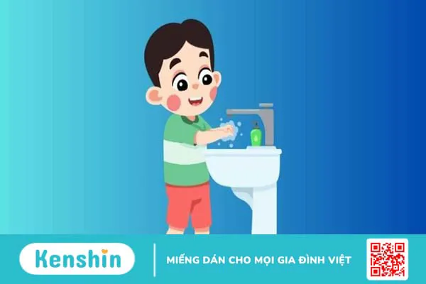 Trẻ bị tay chân miệng có tắm được không? Cách chăm sóc đúng cách