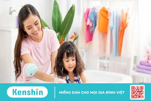 Trẻ bị tay chân miệng nên ăn gì và kiêng ăn gì để nhanh khỏi?