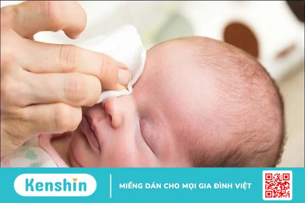 Trẻ sơ sinh bị đau mắt đỏ: Nguyên nhân do đâu và cách xử lý