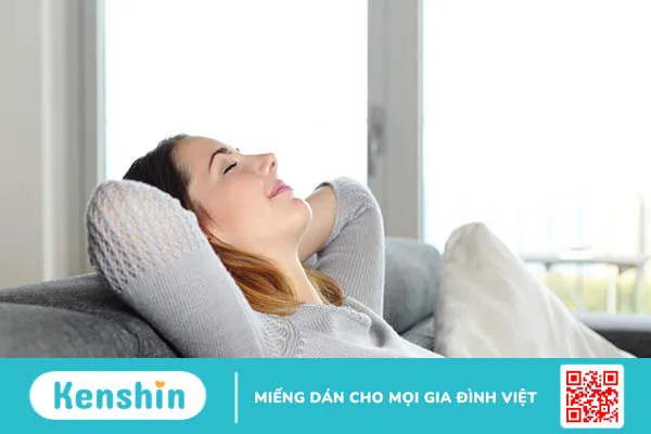 Tư thế đọc sách đúng cách vừa thoải mái vừa không gây hại mắt, cột sống