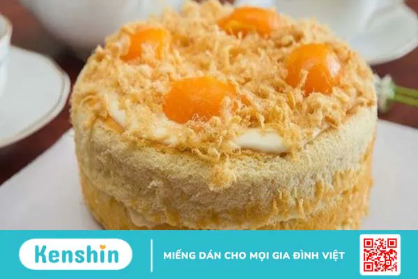 Bánh bông lan trứng muối bao nhiêu calo? Cách ăn hạn chế gây tăng cân