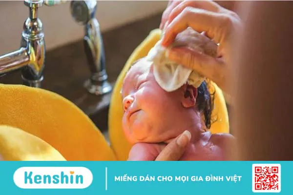 Cách vệ sinh tai cho trẻ sơ sinh đơn giản và an toàn mẹ cần biết